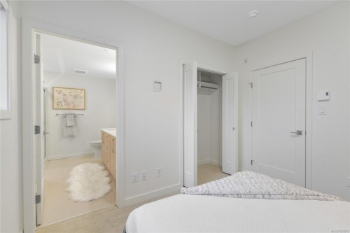 203-9716 Third St, Sidney, BC - Indoor Photo Showing Bedroom