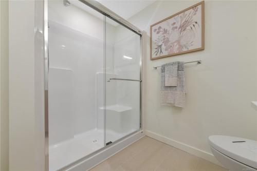 203-9716 Third St, Sidney, BC - Indoor Photo Showing Bathroom