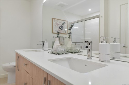 203-9716 Third St, Sidney, BC - Indoor Photo Showing Bathroom