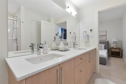 203-9716 Third St, Sidney, BC - Indoor Photo Showing Bathroom