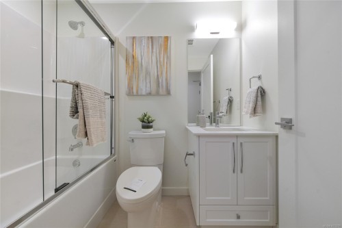 203-9716 Third St, Sidney, BC - Indoor Photo Showing Bathroom