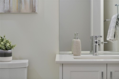 203-9716 Third St, Sidney, BC - Indoor Photo Showing Bathroom