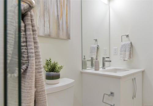 203-9716 Third St, Sidney, BC - Indoor Photo Showing Bathroom