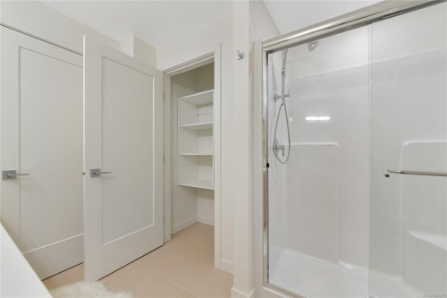 203-9716 Third St, Sidney, BC - Indoor Photo Showing Other Room