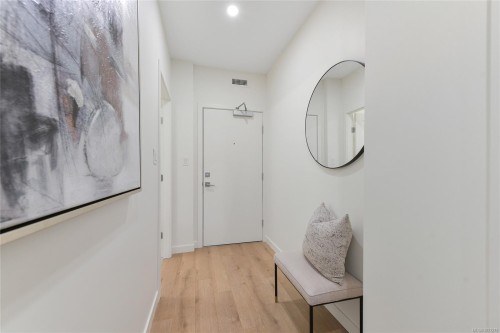 203-9716 Third St, Sidney, BC - Indoor Photo Showing Other Room