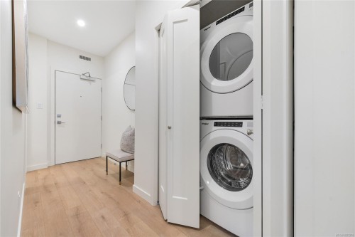 203-9716 Third St, Sidney, BC - Indoor Photo Showing Laundry Room