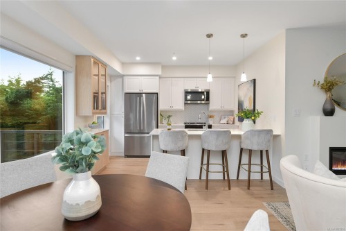 203-9716 Third St, Sidney, BC - Indoor Photo Showing Kitchen With Upgraded Kitchen