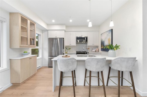 203-9716 Third St, Sidney, BC - Indoor Photo Showing Kitchen With Upgraded Kitchen