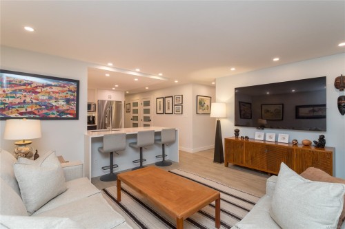 1A-9851 Second St, Sidney, BC - Indoor Photo Showing Living Room
