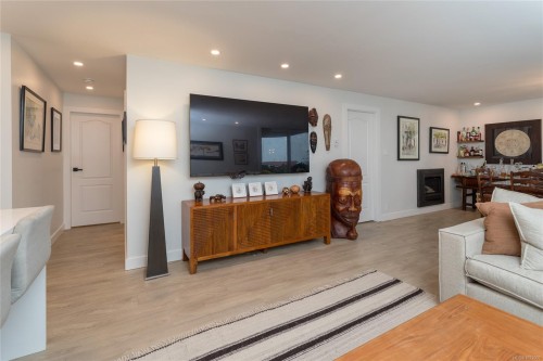 1A-9851 Second St, Sidney, BC - Indoor