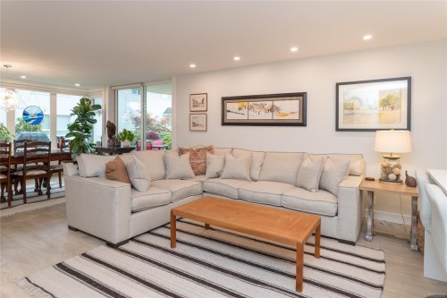 1A-9851 Second St, Sidney, BC - Indoor Photo Showing Living Room