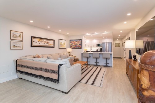 1A-9851 Second St, Sidney, BC - Indoor Photo Showing Other Room