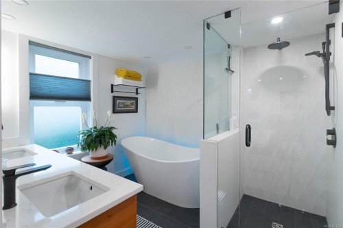 1A-9851 Second St, Sidney, BC - Indoor Photo Showing Bathroom