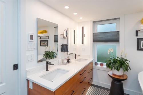 1A-9851 Second St, Sidney, BC - Indoor Photo Showing Bathroom