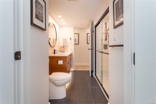 1A-9851 Second St, Sidney, BC - Indoor Photo Showing Bathroom