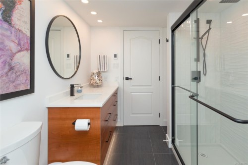 1A-9851 Second St, Sidney, BC - Indoor Photo Showing Bathroom