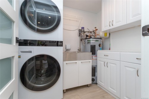 1A-9851 Second St, Sidney, BC - Indoor Photo Showing Laundry Room