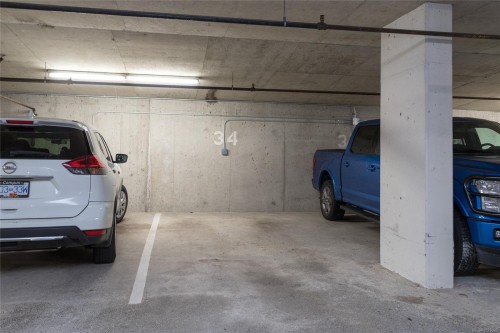 1A-9851 Second St, Sidney, BC - Indoor Photo Showing Garage