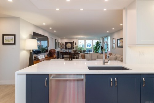 1A-9851 Second St, Sidney, BC - Indoor Photo Showing Kitchen With Upgraded Kitchen