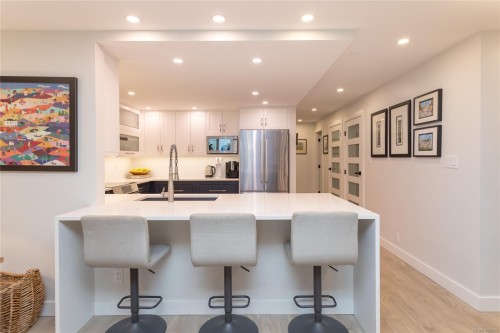 1A-9851 Second St, Sidney, BC - Indoor Photo Showing Kitchen With Upgraded Kitchen