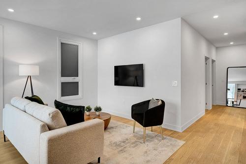 Salon - Rue Blondin, Sainte-Adèle, QC - Indoor