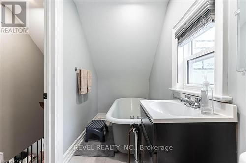 140 Royal Avenue, Hamilton, ON - Indoor Photo Showing Bathroom