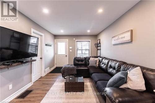 140 Royal Avenue, Hamilton, ON - Indoor Photo Showing Living Room