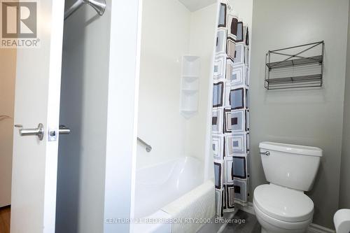 106 - 535 Gainsborough Road, London North (North F), ON - Indoor Photo Showing Bathroom
