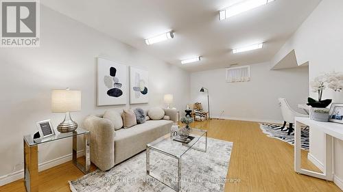 493 Sandford Street, Newmarket, ON - Indoor Photo Showing Living Room