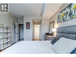 huge primary bedroom - 