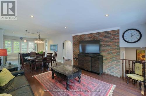 2818 Folkway Drive, Mississauga, ON - Indoor Photo Showing Living Room