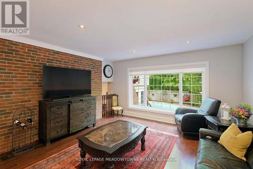 2818 Folkway Drive, Mississauga, ON - Indoor Photo Showing Living Room
