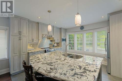 2818 Folkway Drive, Mississauga, ON - Indoor Photo Showing Kitchen With Double Sink With Upgraded Kitchen