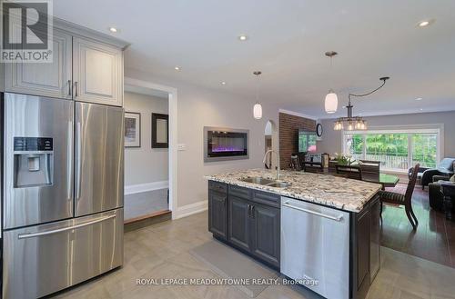 2818 Folkway Drive, Mississauga, ON - Indoor Photo Showing Kitchen With Double Sink With Upgraded Kitchen