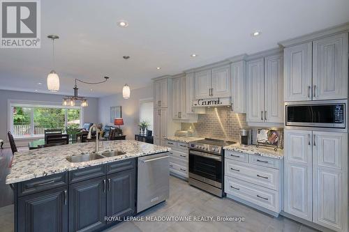 2818 Folkway Drive, Mississauga, ON - Indoor Photo Showing Kitchen With Double Sink With Upgraded Kitchen