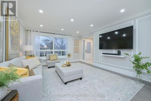 1316 Erinmore Drive, Mississauga, ON - Indoor Photo Showing Living Room