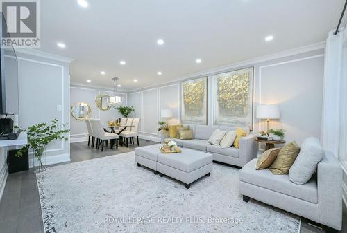 1316 Erinmore Drive, Mississauga, ON - Indoor Photo Showing Living Room