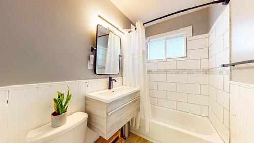 707 7Th  S Street, Cranbrook, BC - Indoor Photo Showing Bathroom
