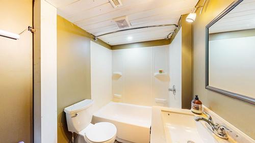 707 7Th  S Street, Cranbrook, BC - Indoor Photo Showing Bathroom