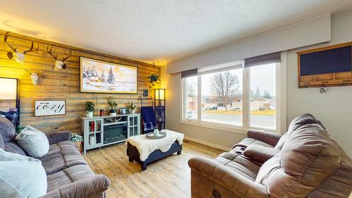 707 7Th  S Street, Cranbrook, BC - Indoor Photo Showing Living Room