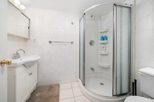 Bathroom - 4684 Av. Hingston, Montréal (Côte-Des-Neiges/Notre-Dame-De-Grâce), QC - Indoor Photo Showing Bathroom