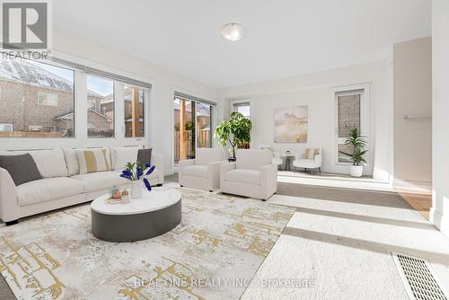 5 Gridiron Gate, Vaughan, ON - Indoor Photo Showing Living Room