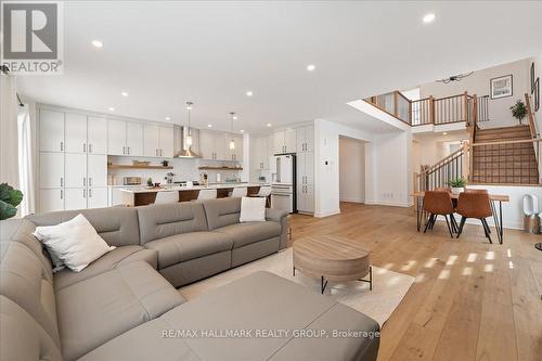 6461 Renaud Road, Ottawa, ON - Indoor Photo Showing Living Room