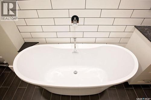 8 2201 14Th Avenue, Regina, SK - Indoor Photo Showing Bathroom