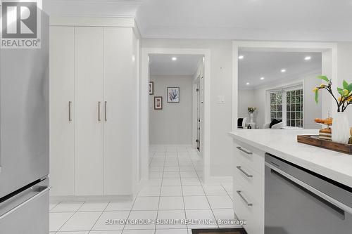 3353 Loyalist Drive, Mississauga, ON - Indoor Photo Showing Kitchen