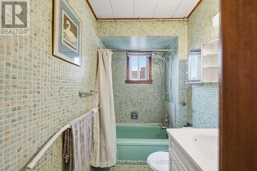 241 Robert Street, Hamilton, ON - Indoor Photo Showing Bathroom