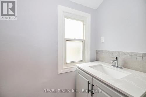 43 Cosby Avenue, St. Catharines (Facer), ON - Indoor Photo Showing Bathroom