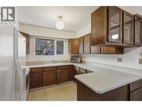 2480 Valleyview Drive, Kamloops, BC - Indoor Photo Showing Kitchen