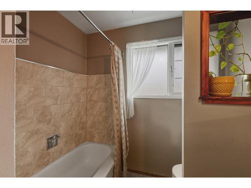 2480 Valleyview Drive, Kamloops, BC - Indoor Photo Showing Bathroom