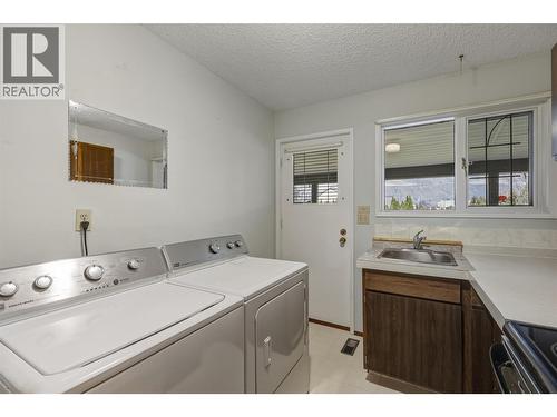 2480 Valleyview Drive, Kamloops, BC - Indoor Photo Showing Laundry Room